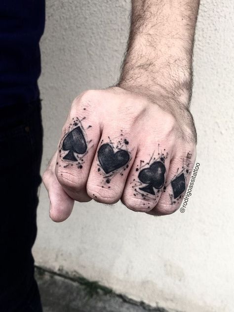 In a society captivated by grandiose ink masterpieces, small hand tattoos serve as a subtle yet impactful way to express your individuality. Tattooed Fingers, Men Finger Tattoos, Kitsune Tattoo, Tattoo Main, Poker Tattoo, Ace Of Spades Tattoo, Tato Tradisional, Horse Shoe Tattoo, Finger Tats