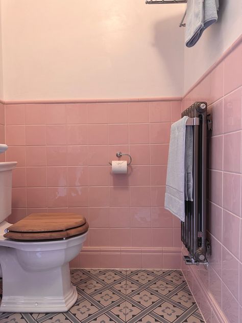 Pretty pink tiles Wes Anderson Bathroom, Old Pink Tile Bathroom Ideas, Pink Tiled Bathroom, Vintage Pink Tile Bathroom, Pink Tile Bathroom Ideas, Mini Bathroom Ideas, Pink Tile Bathroom, Wes Anderson Inspired, Bathroom Retro