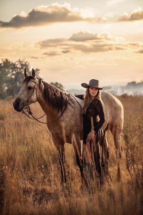 Barrel Racing Photography, Cowgirl Senior Pictures, Horse Photoshoot Ideas, Equine Photography Poses, Western Photo Shoots, Horse Senior Pictures, Horse Photography Poses, Cow Photography, Pictures With Horses