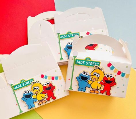 Sesame Street Favor Boxes, Elmo Party Favors, Elmo First Birthday, Elmo Birthday Cake, Baby First Birthday Themes, Elmo Birthday Party, Ariel Birthday, Birthday Giveaways, Sesame Street Birthday Party