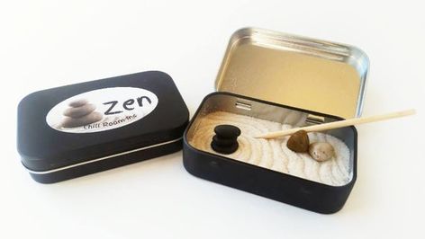 Recycled mint tins make great mini zen gardens – Recycled Crafts Mint Tin Crafts, Matchbox Crafts, Mini Zen Garden, Altoids Tins, Zen Gardens, Beautiful Crafts, Chill Room, Mint Tins, Fabric Pumpkins