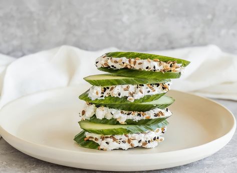 Goat Cheese and Cucumber Bites Keto Cucumber, Cucumber Goat Cheese, Cucumber Bites, Cheese Bites, Everything Bagel, Protein Snacks, Vegetarian Cheese, Calorie Diet, Goat Cheese