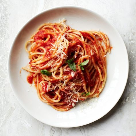 Sauce-Simmered Spaghetti al Pomodoro Recipe Pomodoro Recipe, Top Chef Recipes, Spaghetti Al Pomodoro, Easy Roast Chicken, Healthy Pasta Recipes, Tomato Pasta, Pasta Noodles, Healthy Pastas, Top Chef