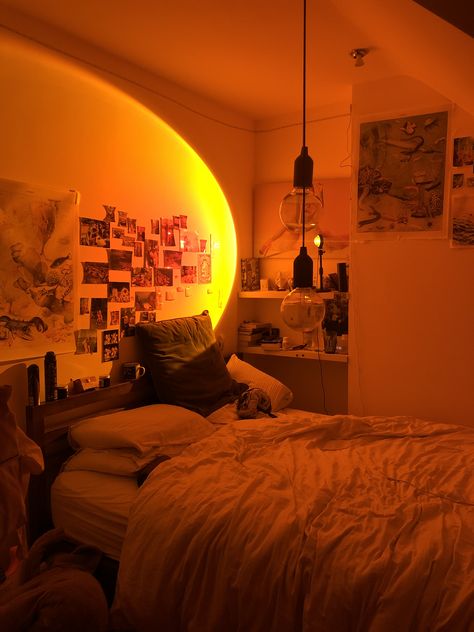 cool aesthetic sunset room Sunset Light Aesthetic Room, Orange Wall Room Aesthetic, Cosy Room Ideas Aesthetic, Room Inspo Sunset Lamp, Room With Sunset Lamp, Cosy Room Bedroom, Cozy Bedroom Aesthetic Vintage, Cosy Uni Room, Orange Lighting Room