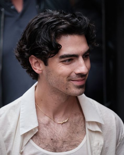 Joe Jonas Hair, Mens Long Hairstyles, Brad Pitt Haircut, David Hair, Men Haircut Curly Hair, Mens Hairstyles Thick Hair, Wavy Hair Men, Men's Long Hairstyles, Men Haircut Styles