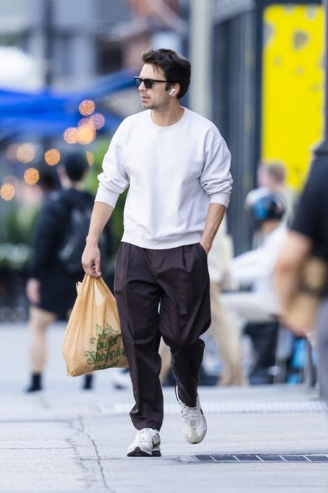 athena. 🇧🇷🇲🇦 on Twitter: "like who allowed him to go grocery shopping looking this good https://t.co/rTOHvywbtY" / Twitter Ocean Blue Eyes, Bucky Barnes Winter Soldier, Zoo Wee Mama, Man Thing Marvel, Bucky Barnes, Winter Soldier, Man Crush, Chris Evans, American Actors