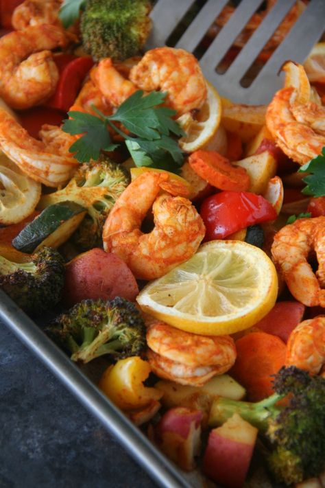 Oven Vegetables, Fit Foods, Roasted Vegetables Oven, Shrimp And Vegetables, Sheet Pan Suppers, Roasted Shrimp, Pan Meals, Onion Recipes, Garlic Shrimp