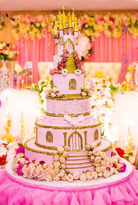 Wedding castle by Zara - http://cakesdecor.com/cakes/327944-wedding-castle Disney Princess Castle Cake, Princess Party Cake, Castle Wedding Cake, Bride Cake, Wedding Castle, Fancy Wedding Cakes, Extravagant Wedding Cakes, Princess Castle Cake, Vanilla Mug Cakes