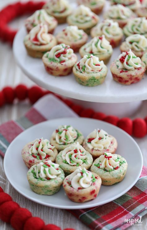 Easy To Make Christmas Cookies, Holiday Christmas Cookies, Cookies Sprinkles, Dessert Holiday, Cookie Cups Recipe, Dessert Oreo, Christmas Cookie Recipe, Best Christmas Cookie Recipe, Delicious Christmas Cookies