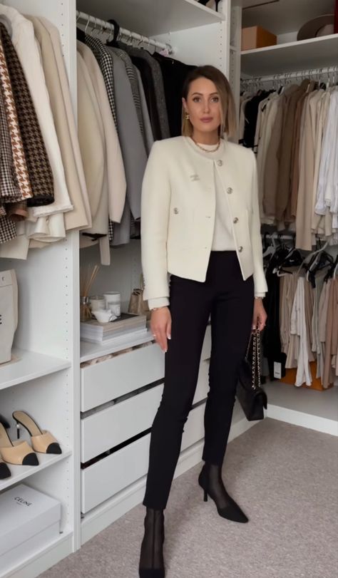 Tweed Work Outfit, Cream Chanel Jacket Outfit, Cream Blazer Outfits For Women Classy, Blazer 2023 Trend, White Boucle Blazer Outfit, White Boucle Jacket Outfit, Cream Tweed Jacket Outfit, Twill Jacket Outfit, Ivory Blouse Outfit