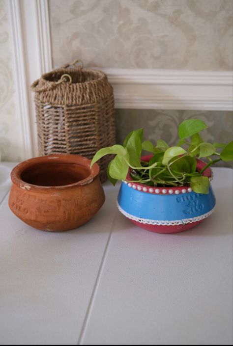 Upcyled repurposed home decor Earthen Pots, Arty Ideas, Plants Diy, Indian Living Rooms, Upcycle Repurpose, Gulab Jamun, Upcycling Ideas, Diy Plants, Biryani