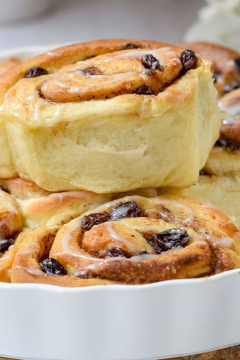 Easy Chelsea Buns Chelsea Buns Recipe Easy, Chelsea Buns Recipe, Chelsea Bun Recipe, Buns Recipe Easy, Chelsea Buns, Pizza Buns, Chelsea Bun, Cream Bun, Eggless Cakes