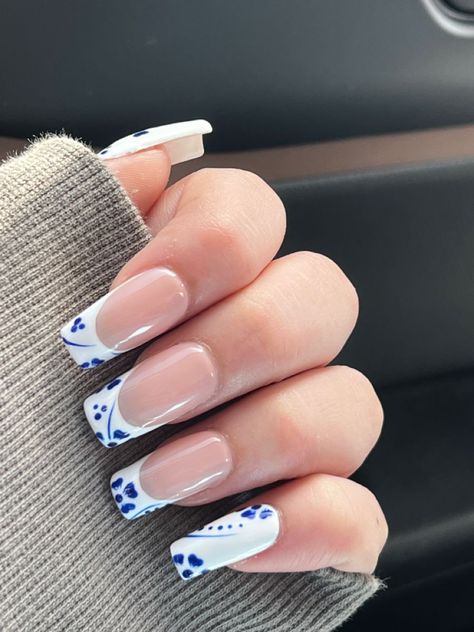 vacation nails 2022 Blue Wedding Nails, White Summer Nails, June Nails, Blue And White Nails, China Nails, Nails 2022, Colorful Nails, Summery Nails, Simple Acrylic Nails