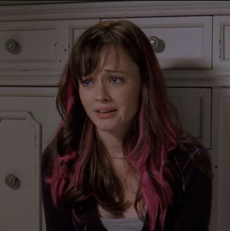 Gilmore Hairstyles, Rory Gilmore Hair, Brown Hair With Pink Highlights, Pink Hair Streaks, Pink Hair Highlights, Gilmore Girls Rory, Hair Stripes, Gilmore Girls Outfits, Pink Streaks