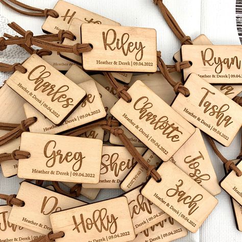 Key chains for your guests. Personalize them with their names for a perfect wedding gift. Laser Engraved Gifts Wedding Favors, Wood Souvenir Ideas, Cricut Leather Keychain, Guest Favors Wedding, Engraver Ideas, Cricut Leather, Laser Engraved Wedding, Laser Crafts, Engraved Wedding Gifts