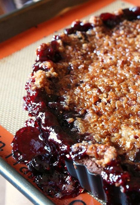 Pie With Chocolate Crust, Cherry Recipe, Sweet Cherry Pie, Recipes Halloween, Chocolate Crust, Cherry Desserts, Christmas Friends, Cherry Recipes, Perfect Pies