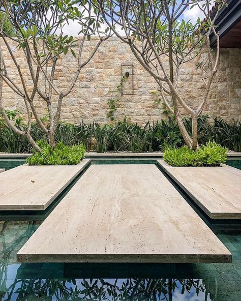 Alex Hanazaki on Instagram: “Steps on the water. #paisagismobyhanazaki #alexhanazaki #hanazaki #landscapearchitecture #paisagismo #garden #jardim #contemporarygarden…” Pocket Garden, Stone Landscaping, Beautiful Water, Contemporary Garden, Little Garden, Water Feature, Backyard Pool, Water Garden, Landscape Architecture