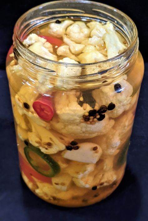 Pickled Coliflower Cauliflower Recipes, Spicy Pickled Cauliflower, Canning Pickles Recipe, Pickled Eggs Recipe, Refrigerator Pickle Recipes, Pickled Vegetables Recipe, Pickled Cauliflower, Spicy Cauliflower, Pickled Eggs