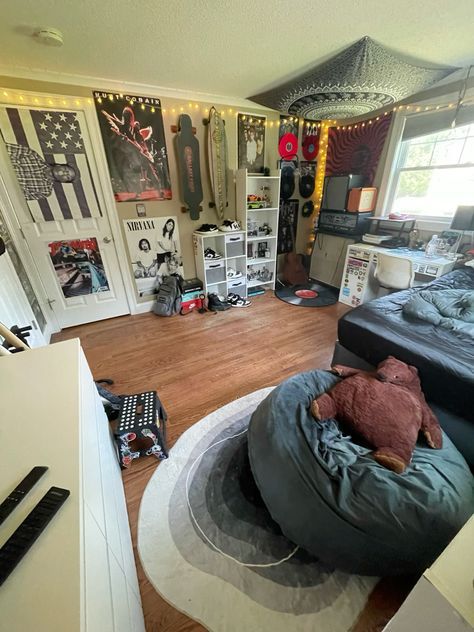 Skate Bedroom Ideas, Skater Interior Design, Skatergirl Room, Cool Room Ideas For Small Rooms, 90s Theme Bedroom, Whole Room Ideas, Street Bedroom Aesthetic, Bedroom Ideas Skater, Room Inspo Skater