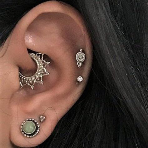 Full Ear Piercings, Nose Rings Studs, Daith Jewelry, Daith Piercing Jewelry, Ear Art, Cool Ear Piercings, Pretty Ear Piercings, Cute Ear Piercings, Piercings Unique