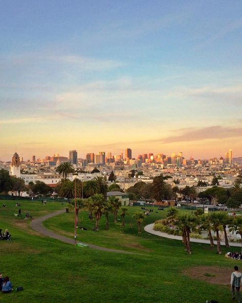 Mission Dolores Park, Mission Dolores San Francisco, San Francisco Mission District, Dolores Park San Francisco, San Francisco Park, City Park Aesthetic, Sanfransico California, San Francisco Aesthetic, Usa Flag Wallpaper