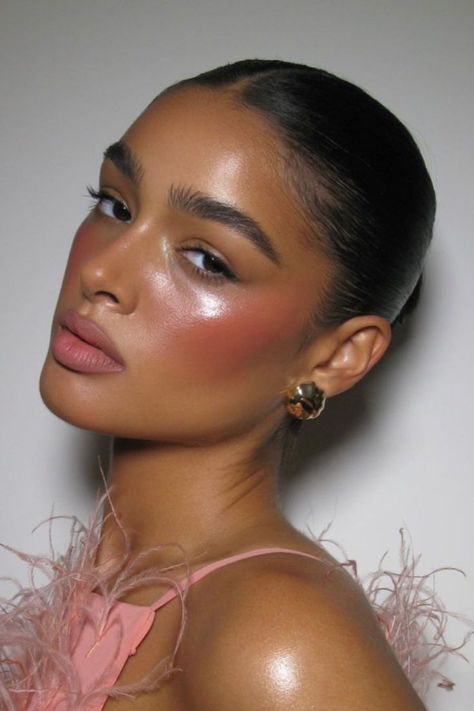 Glazed blush is here to dominate this year's makeup trends Check more at https://beautyfashionideas.com/makeup/glazed-blush-is-here-to-dominate-this-years-makeup-trends/ Rosy Natural Wedding Makeup, Pink Outfit Makeup, Natural Blush Makeup Look, Romantic Pink Makeup, Under Eye Blush Makeup, Wet Makeup Look Natural, Blush And Lips Makeup, Light Make Up Looks Natural Makeup, Pink Silver Makeup