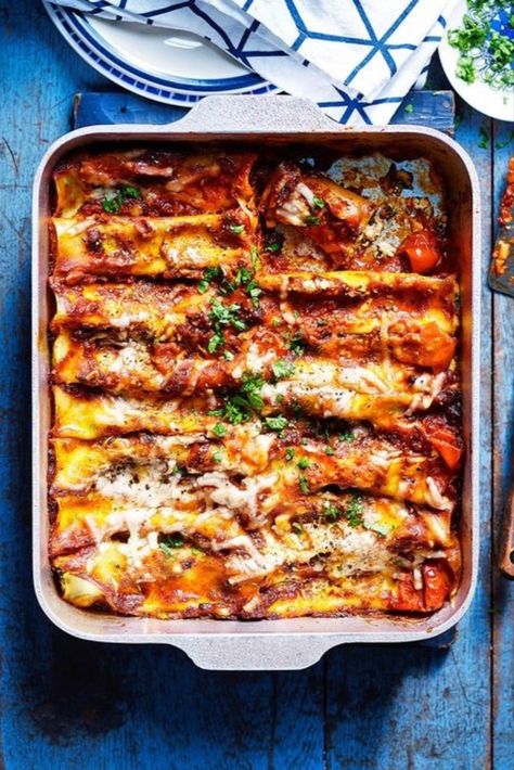 Ricotta and spinach cannelloni is such a classic combination that you can't go wrong with this comforting midweek meal. Spinach And Riccota Canaloni, Cannelloni Recipes Italian, Beef Cannelloni Recipes, Baked Cannelloni, Beef Cannelloni, Spinach And Ricotta Cannelloni, Spinach Cannelloni, Pasta Entrees, Tuscan Salmon Recipe