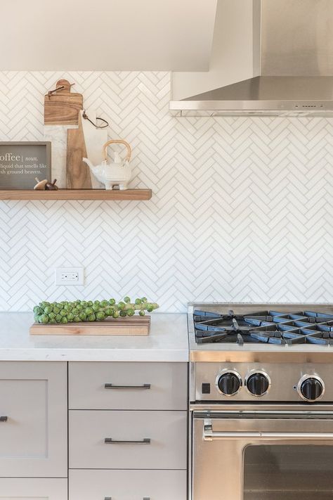 Nothing pairs more perfectly with a modern kitchen than a sleek, white backsplash. But sleek and white doesn't have to equal boring. White Kitchen Splashback, Modern Kitchen Backsplash, Kitchen Splashback Tiles, Farmhouse Kitchen Backsplash, Herringbone Backsplash, Kitchen Backsplash Designs, Kitchen Splashback, 아파트 인��테리어, White Modern Kitchen