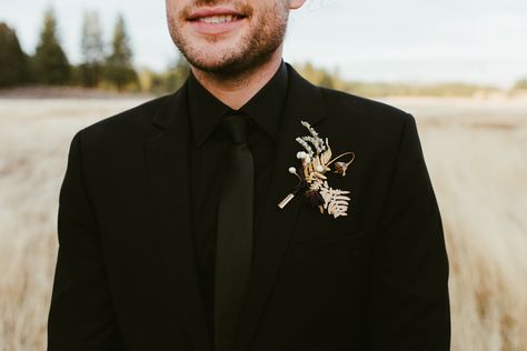 26 Nontraditional Looks for the Fashion-Forward Groom Thistle Boutonniere, Green Thistle, Wedding Ides, All Black Suit, Suits Groom, Weddings Idea, Wedding Aesthetics, Groom Wedding Attire, Wedding Tuxedo