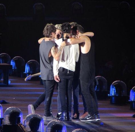 Last group hug and zayn doesn't hug back sigh Home One Direction, One Direction Group, Group Hug, The Hug, Camera Man, Zayn Malik Pics, Solo Photo, One Direction Videos, One Direction Pictures