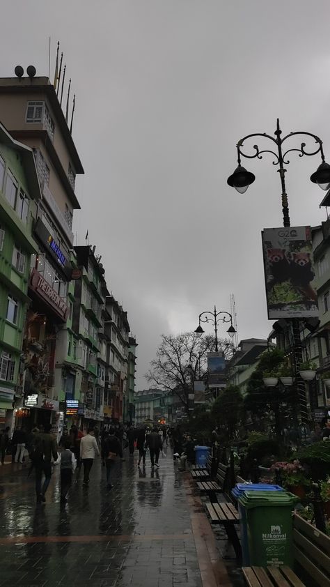 #gangtok #mgmarg Gangtok Photography, Delhi Rain, Gangtok Sikkim, Gangtok, Mountain Pictures, Mussoorie, Classy Photography, Dream Life, Vision Board