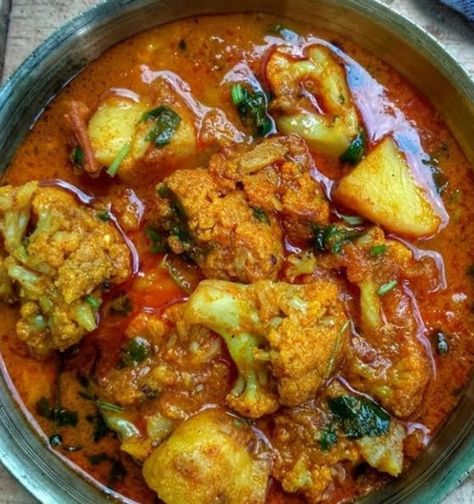 Spicy Gravy, Indian Veg Recipes, Veg Curry, Aloo Recipes, Sanjeev Kapoor, Curry Recipes Indian, Desi Food, Biryani Recipe, Steamed Rice