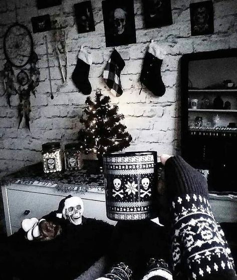 Gothic Christmas Aesthetic, Room Aesthetic Dark, Black Christmas Decorations, Skull Christmas, Scary Christmas, Unique Holiday Decor, Creepy Christmas, Holiday Deco, Dark Christmas