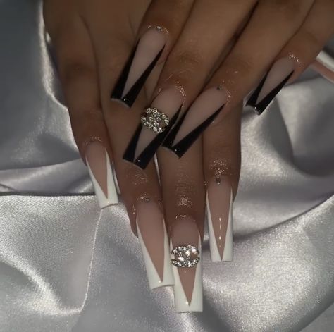 Black White French Tip Nails, Black White French Tip, Frenchtips Nails, White French Tip Nails, Black White Nails, Nagellack Trends, Chanel Nails, Black Acrylic Nails, White French Tip