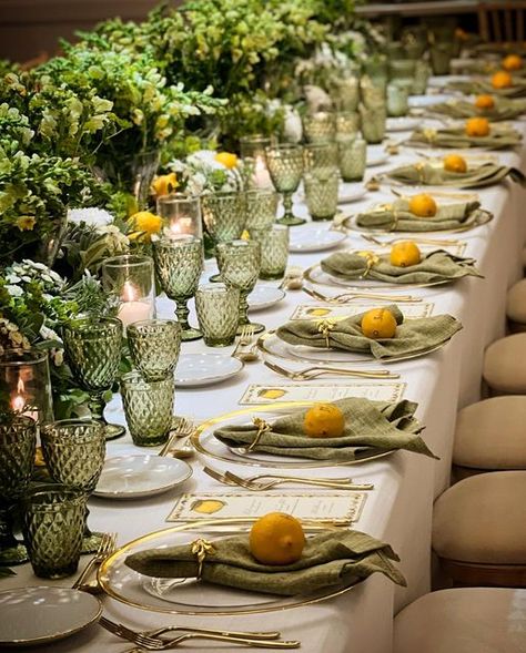 Italy Party, Dinner Party Table Settings, Yellow Wedding Theme, Italian Dinner Party, Italian Theme, Beautiful Dinner, Tafel Decor, Party Tablescapes, Dinner Party Themes