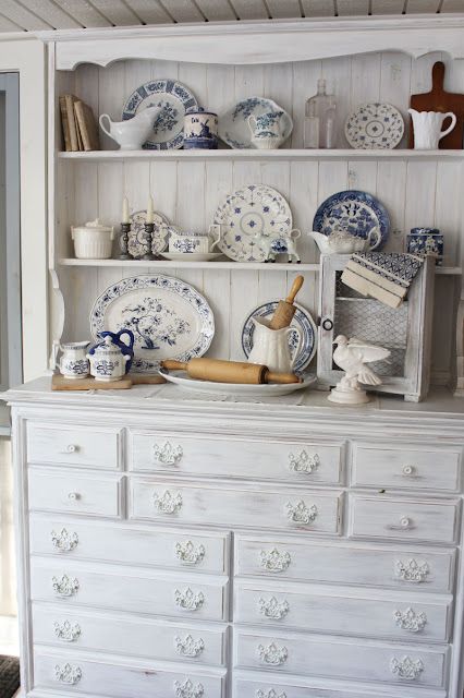 Blue and white hutch decorating- Itsy Bits And Pieces Decorating With Blue Willow, Dresser Designs, Farm Exterior, Blue And White Dining Room, China Hutch Decor, Blue And White Dishes, Cottage English, White Hutch, Hutch Ideas