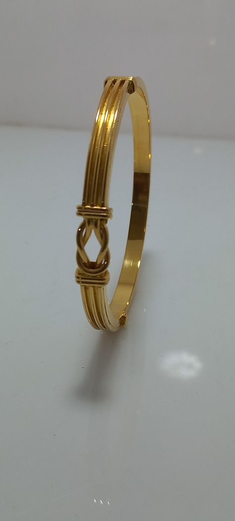 Women Kada Designs Gold, Kada Designs Gold For Women Antique, Daily Wear Gold Bangles Indian Latest, Single Gold Bangle Designs, Simple Gold Bangles For Daily Use, Single Bangle Designs Gold, Kada Design For Women, Gold Kada For Women, Kada Bangles Gold Design