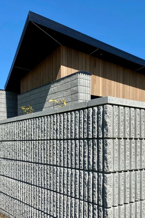 Fluted blocks are growing in popularity all over the country, as architects increasingly specify them for new construction and the modification of existing structures. This stunning project by @dimensionbuild in Timaru, utilises our Fluted Natural 10 and 20 Series. Talk to our team about the wide variety of styles, sizes, and colors, so you can find the perfect look for your project. Fluted blocks are also incredibly durable, making them a wise investment for the long term. Cmu Block, Masonry Blocks, Architectural Finishes, Exterior Finishes, Cinder Blocks, Brick Texture, Japandi Interior, House Construction Plan, Traditional Building