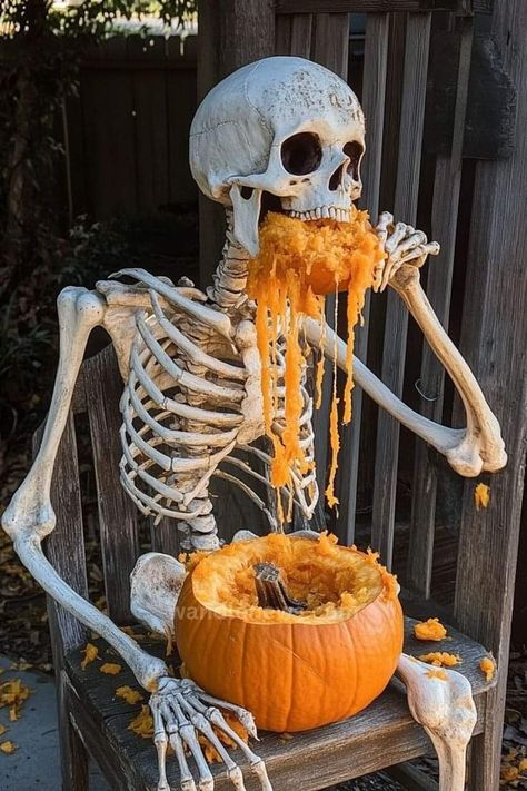 Pumpkin Front Yard Decor, Skeleton And Pumpkin Decor, Diy Halloween Front Yard, Halloween Yard Scenes, Pumpkin Graveyard Decor, Haloween Decoracion Yard, Halloween Decorations Outdoor Skeleton, Front Porch Skeleton Decor, Fall Yard Decorations Decorating Ideas