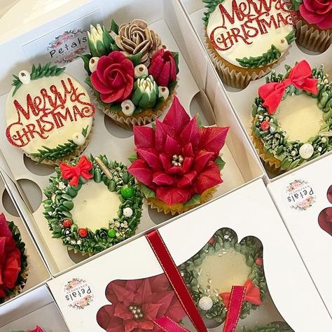 Alice Ward on Instagram: "It’s definitely feeling very Christmassy in the bakery at the moment! 🎄🌹✨ Thank you so much for all your orders ♥️ . #cake#cupcakes#flowers#flowercupcakes#buttercreamflowers#piping#baking#christmascupcakes#xmascupcakes#christmas#happychristmas#poinsettia#buttercreamflowers#giftideas#petalsbakehouse" Christmas Cupcakes Decoration Fondant, Christmas Floral Cupcakes, Christmas Flower Cupcakes, Christmas Cupcake Bouquet, Pink Christmas Cupcakes, Winter Bakes, Poinsettia Cake, Cupcake Flower Bouquets, Cupcake Flower