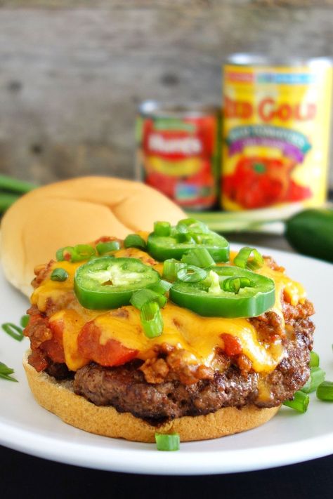 Chili Burgers Recipe, Chili Cheese Burger, Chili Burger, Taco Burger, Amazing Burger, Chili Toppings, Cheeseburger Recipe, Chili Spices, Cheese Burger