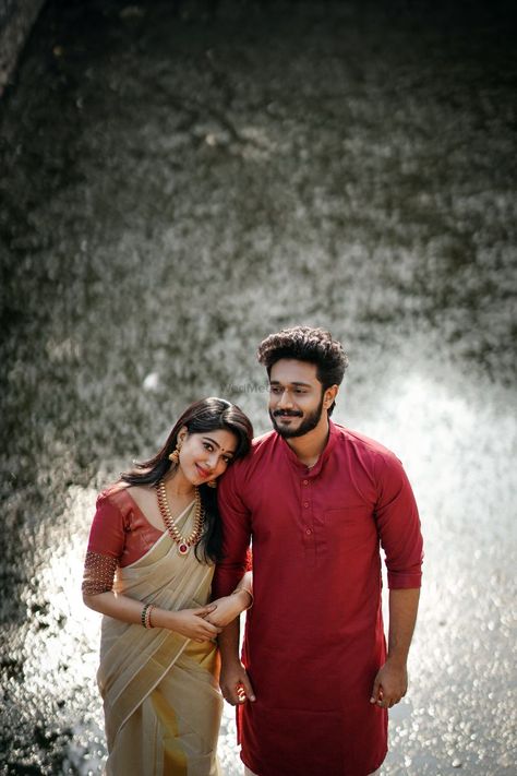 Couple Photoshoot Outfits Indian, Temple Selfie, Wedding Mojito, Vadivel Photos, Temple Shoot, Couple Dressing, Temple Indian, Pose Wedding, Pre Wedding Photoshoot Props