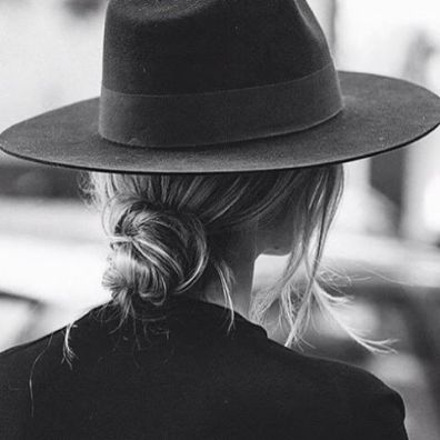 Wide-brimmed hats are great to have in your bohemian style wardrobe! Hats Short Hair, Bohemian Hats, Photographie Portrait Inspiration, Trendy Hat, Boho Hairstyles, Everyday Hairstyles, Jolie Photo, Outfits With Hats, Wide Brimmed Hats