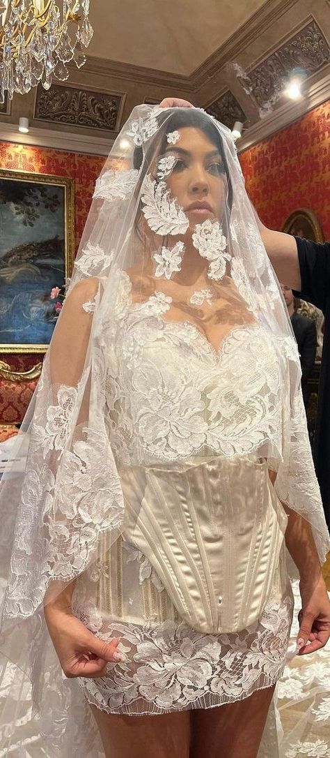 Kourtney Kardashian Wedding, Kardashian Casual Outfit, Kim Kardashian And North, Kardashian Wedding, Blue Bride, 1 Tattoo, Bride Look, Kourtney Kardashian, Diy Wedding Decorations