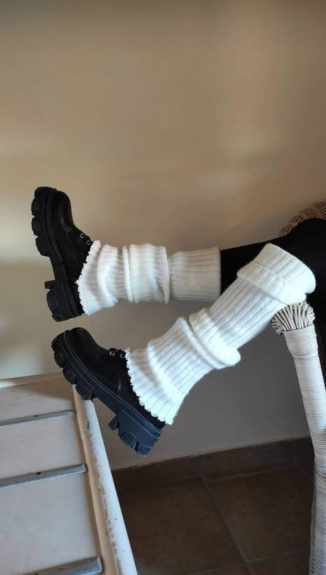 Black Boots With Leg Warmers, Plus Size Leg Warmers Outfit, How To Make Leg Warmers Out Of Socks, Leg Warmers With Boots, Boots Leg Warmers, Outfits With Leg Warmers, Outfit In Winter, Bershka Boots, Highschool Life