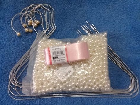 Diy Wedding Hangers, Pearl Hanger, Pearl Crafts, Hanger Crafts, Wedding Gifts Packaging, Pearl Bag, Crafts Hacks, Fun Diy Crafts, Handmade Jewelry Diy