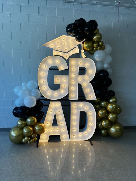 Graduation Party Venue Ideas, Grad Party Photo Wall, Grad Centerpiece Ideas, Graduation Photo Booth Ideas, College Graduation Cakes, Graduation Brunch, High School Graduation Party Decorations, College Grad Party, Graduation Party Backdrops