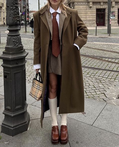 Dark Academia, Old Money, New Style, Fashion Inspo Outfits, Winter Outfits, Fall Outfits, A Woman, Lookbook, Fashion Inspo