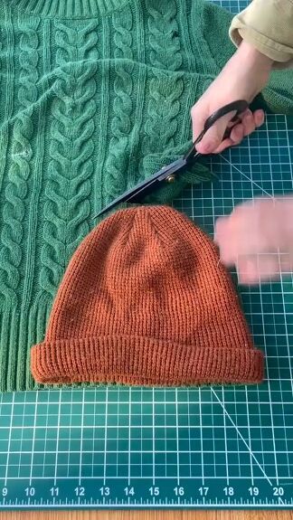 Today, I'll show you how to use an old sweater to DIY a new beanie. Let's get started on this upcycling adventure! Baby Hat From Old Sweater, Repurpose Old Sweaters, What To Do With Old Sweaters, Felted Sweater Projects, Winter Hat Sewing Pattern, How To Make A Beanie, Old Sweater Diy, Diy Beanie, Old Sweater Crafts