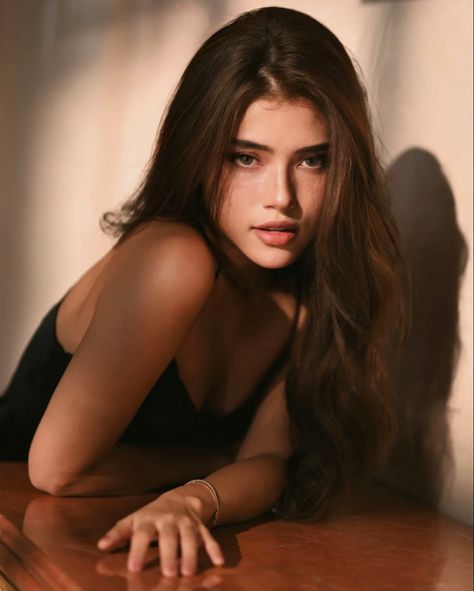 Brown Hair Model, Dark Hair Light Eyes Aesthetic, Siren Eyes Face Claim, Brown Hair Photography, Brown Hair Woman, Female With Brown Hair, Face Claims Female Brunette Brown Eyes, Aesthetic Face Claims, Brooke Shields And Sofi Knight